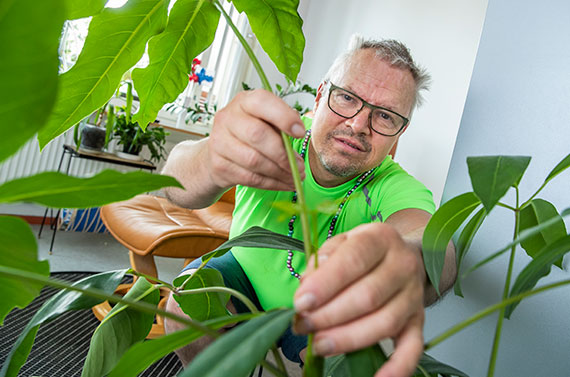 Naantalin Aurinkosäätiön asukas hoitaa kasvejaan